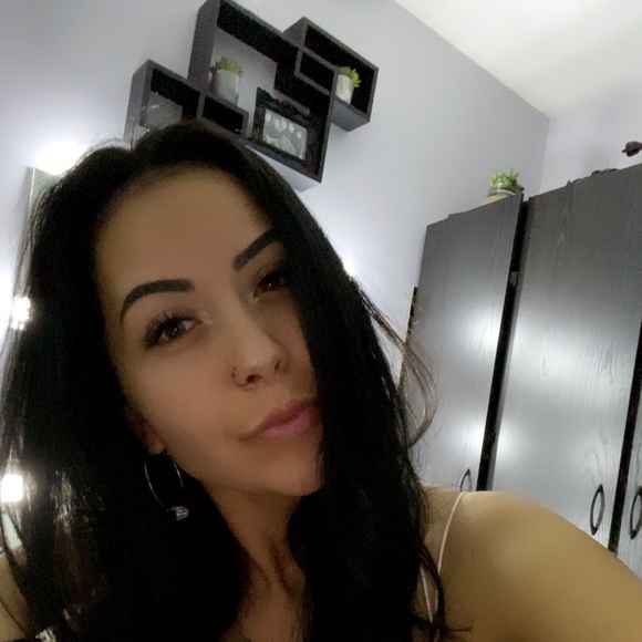 Meet your Posher, Seleana - Picture 1 of 1